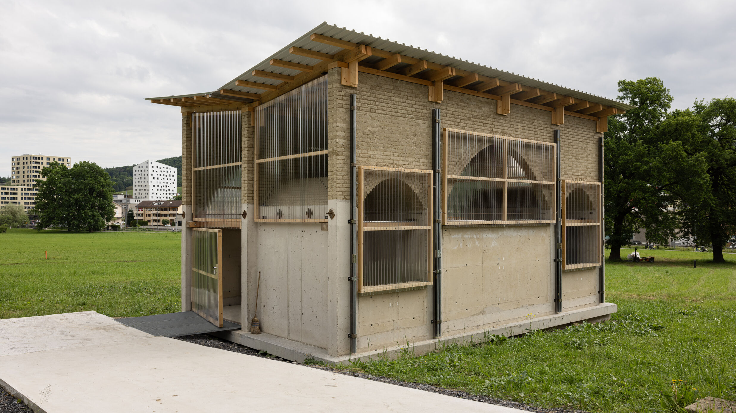 Pavillon Manal auf dem Campus der HSLU in Horw. Konstruktion aus den Baustoffe Gusslehm, Lehmsteine und zementfreiem Beton für nachhaltiges und CO2-​reduziertes Bauen.
Foto: Susanne Keller