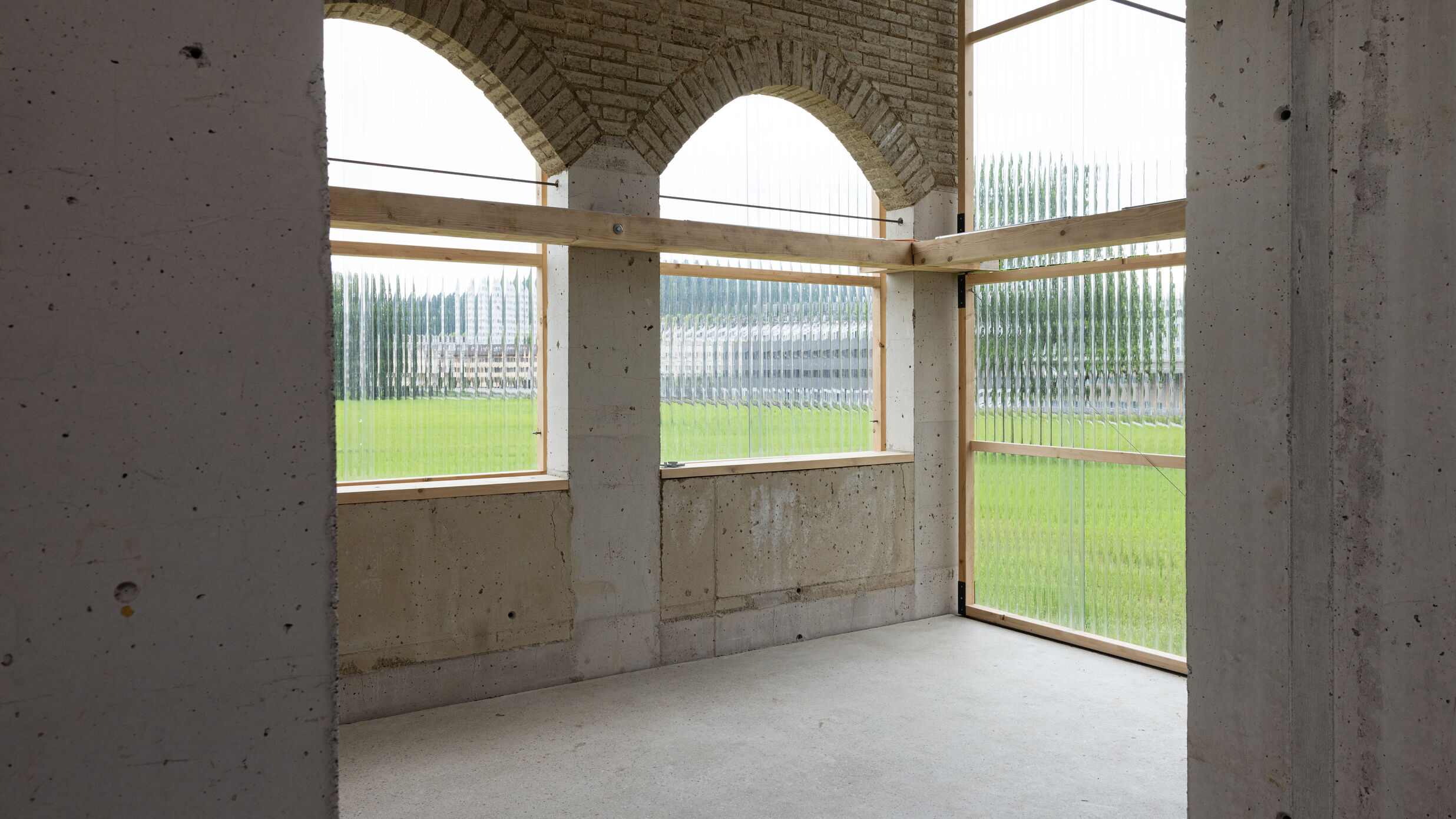 Pavillon Manal auf dem Campus der HSLU in Horw. Konstruktion aus den Baustoffe Gusslehm, Lehmsteine und zementfreiem Beton für nachhaltiges und CO2-​reduziertes Bauen.
Foto: Susanne Keller